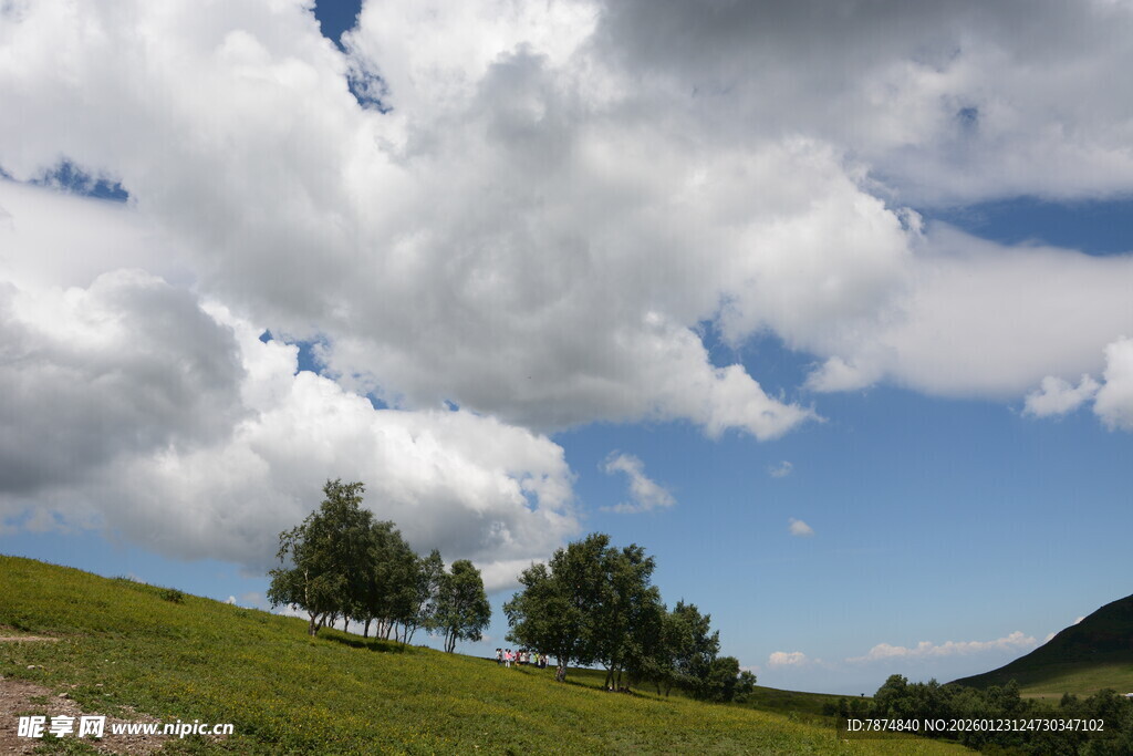 蓝天白云下的绿意山丘
