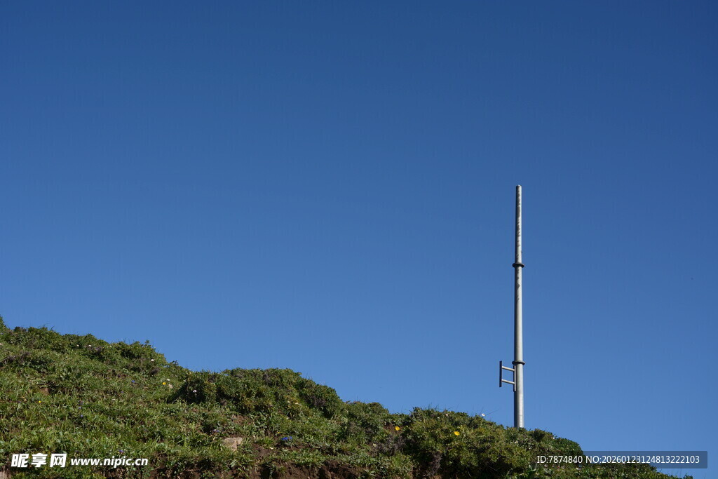 山顶上的高耸通信天线