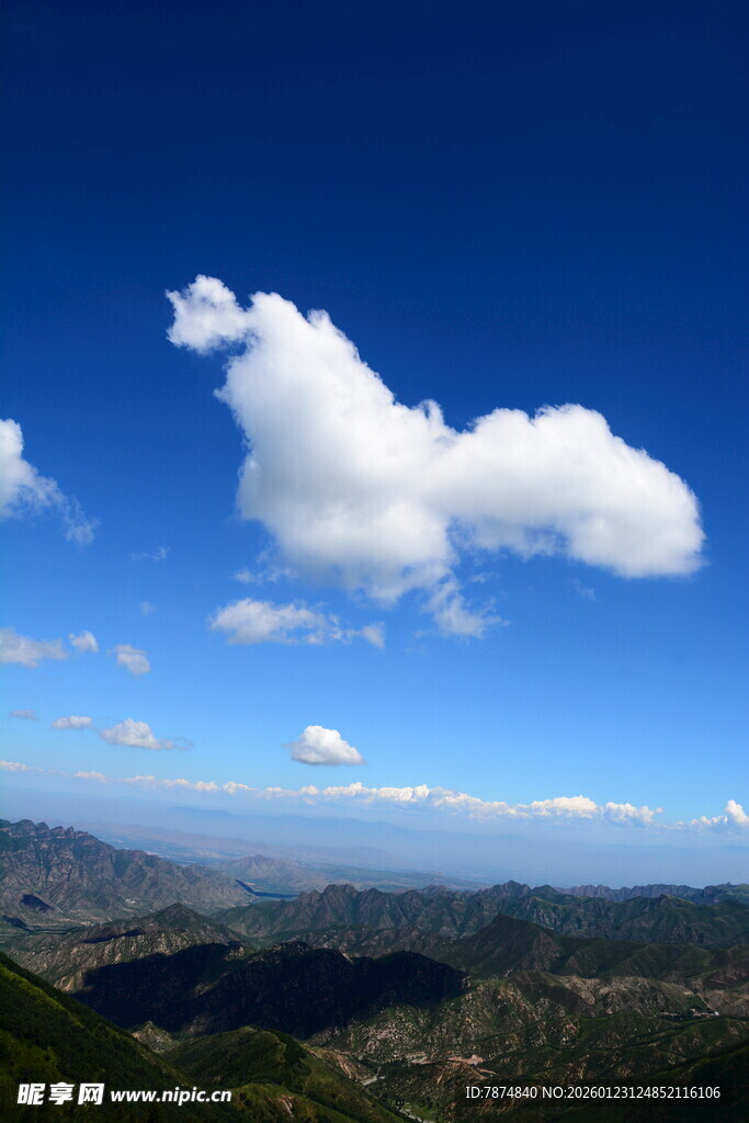 蓝天山峦间的白云美景