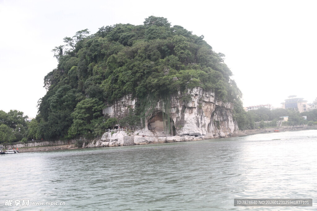 漓江孤峰 绿意盎然