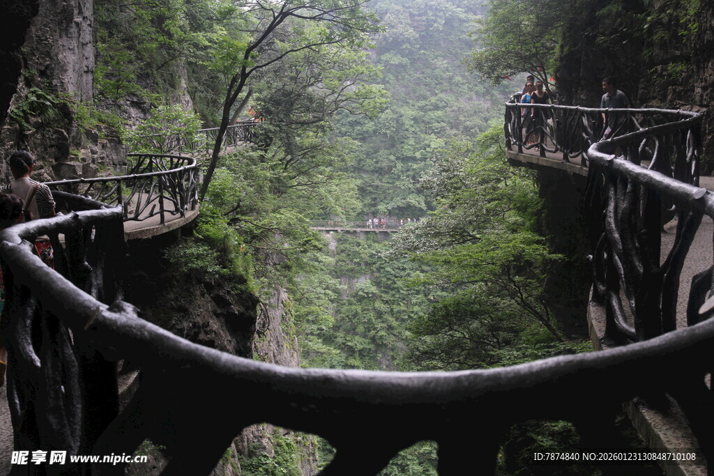 山间栈道蜿蜒于翠绿山谷
