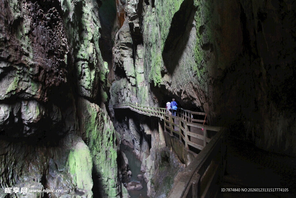 洞穴内的木质栈道与探险者