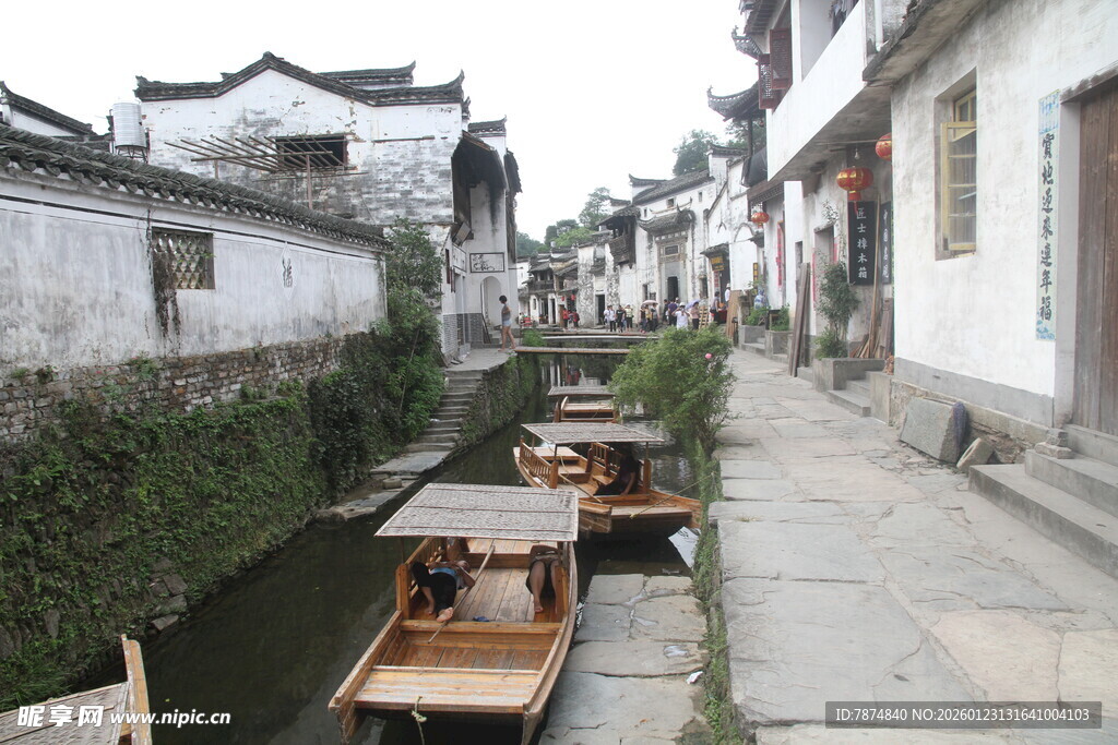 江南水乡小巷中的木舟