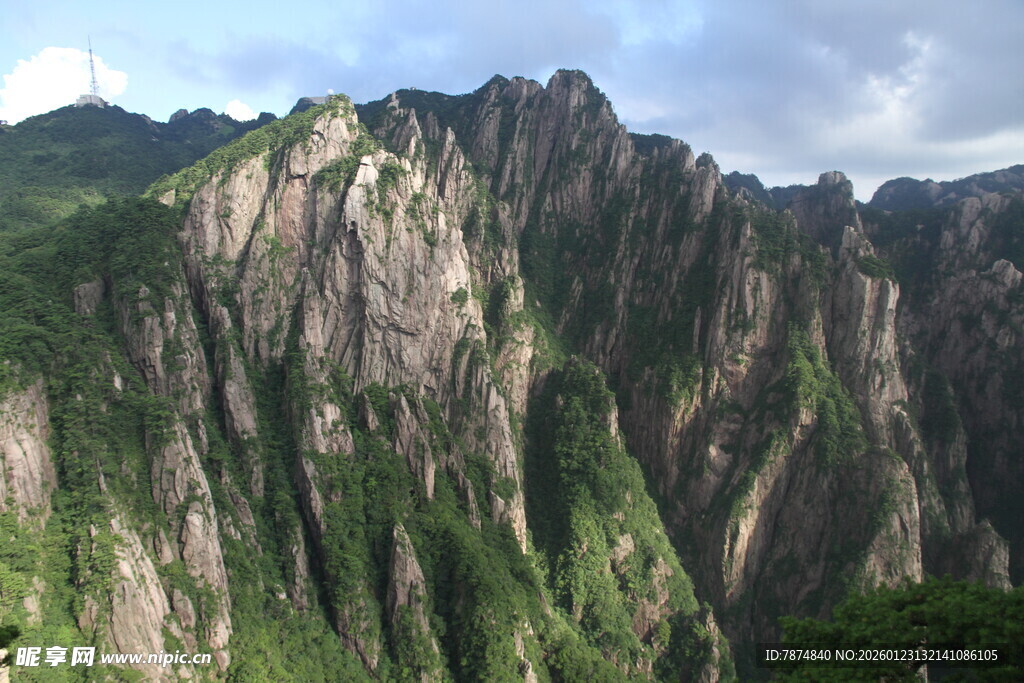 巍峨峻峭的壮丽山峰