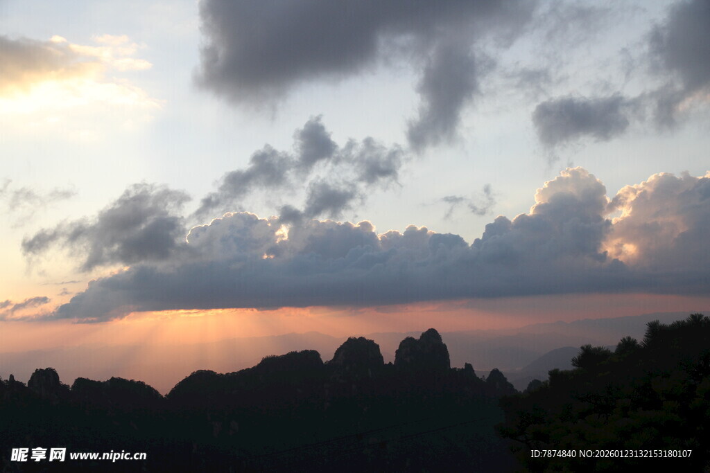 黄昏山林间的壮丽云霞