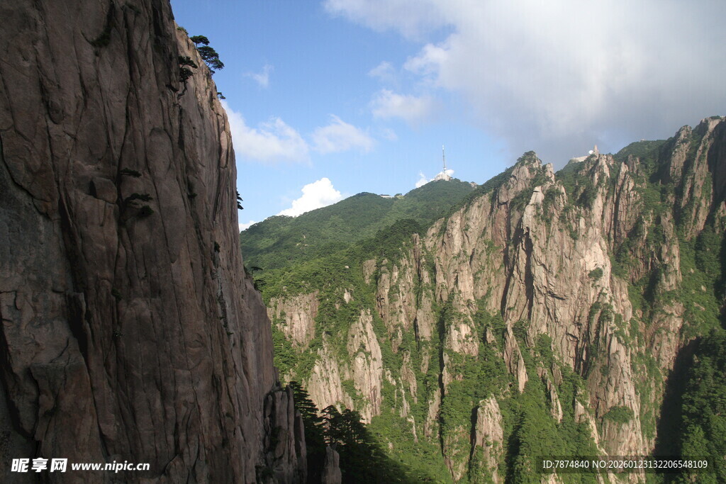 壮丽山景 峭壁与葱郁山峦