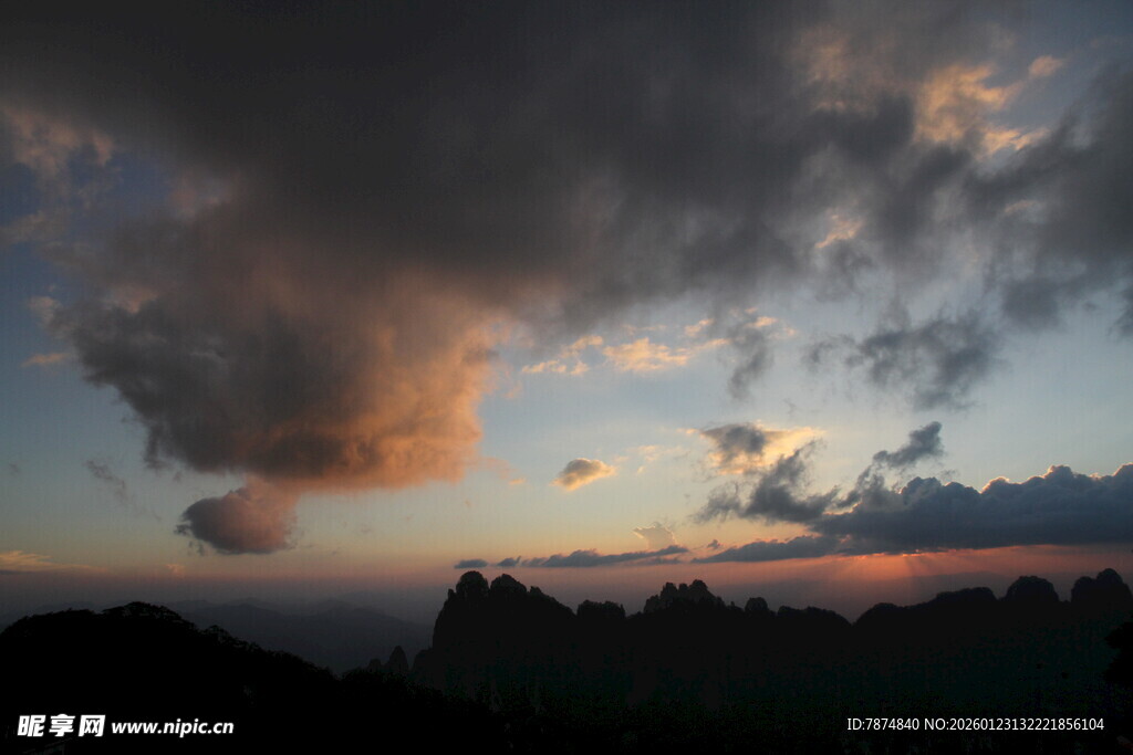 日落时分的壮丽天空景观