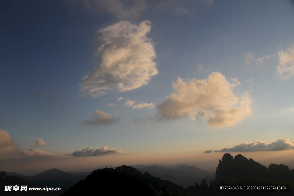 山间暮色中的美丽云彩