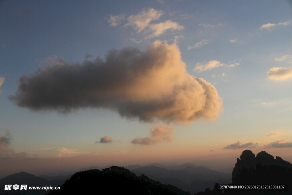 黄昏山峦上的梦幻云朵