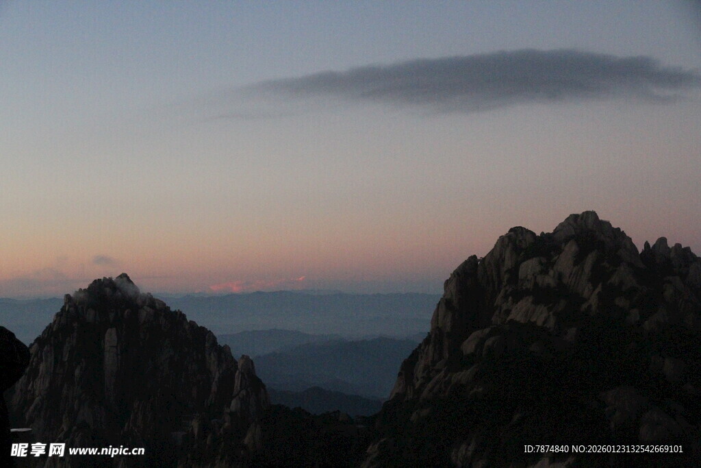 黄昏下的壮丽山峰景色
