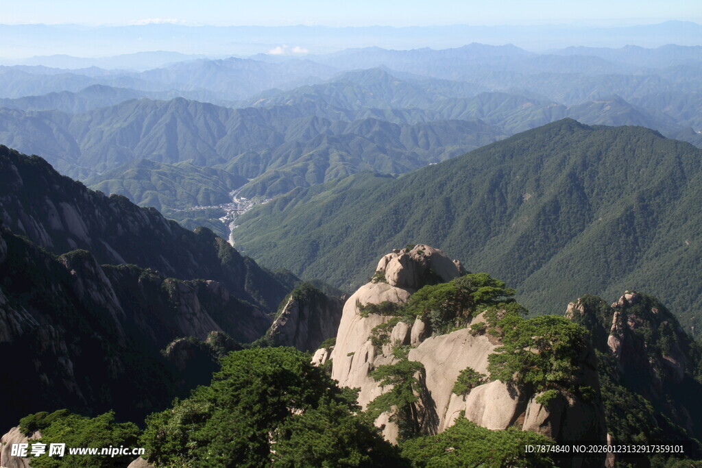 壮丽山景俯瞰图