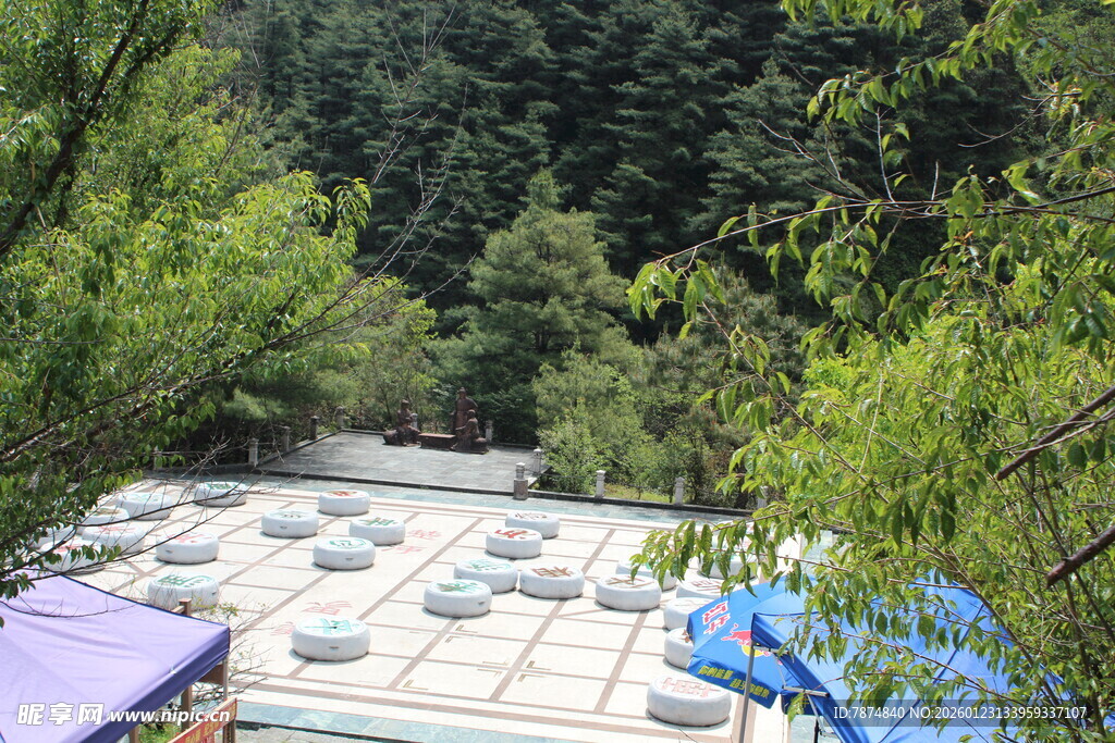 山间露营地的多彩帐篷