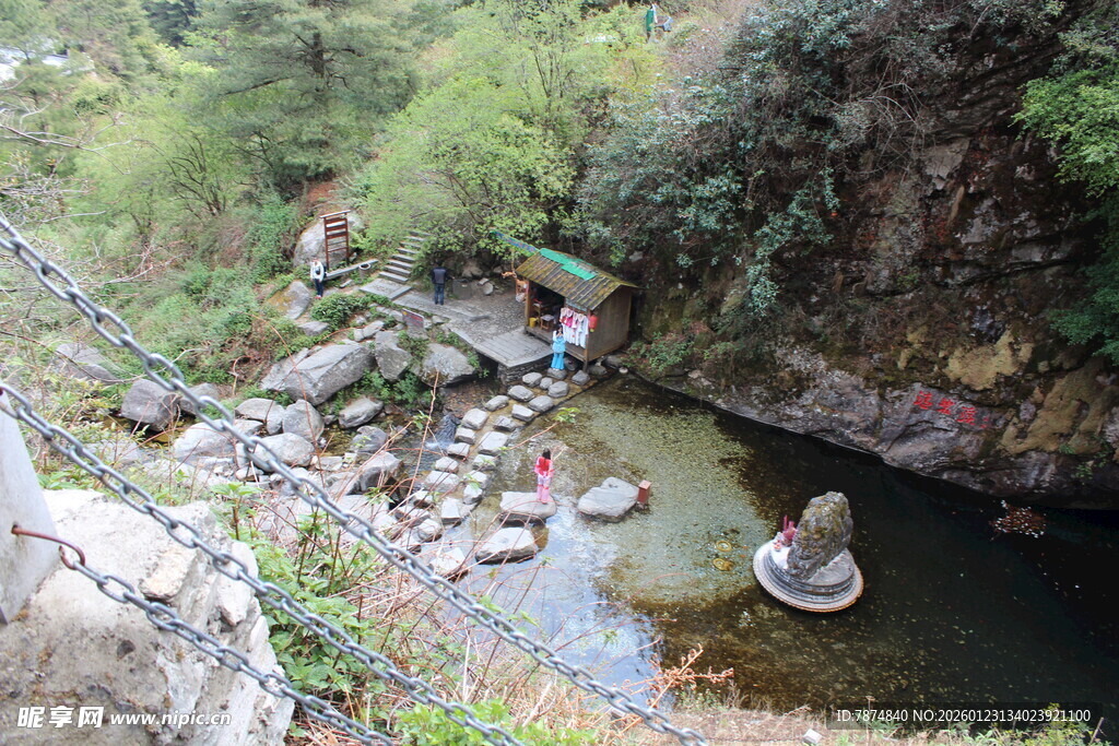 山间溪流处的徒步场景