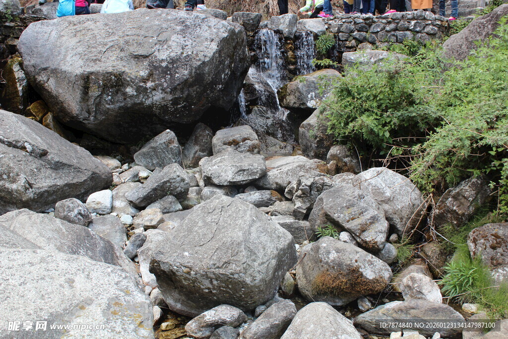 山间溪流旁的嶙峋怪石