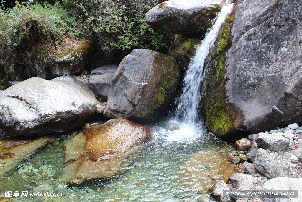 山间清澈小瀑布与碧潭