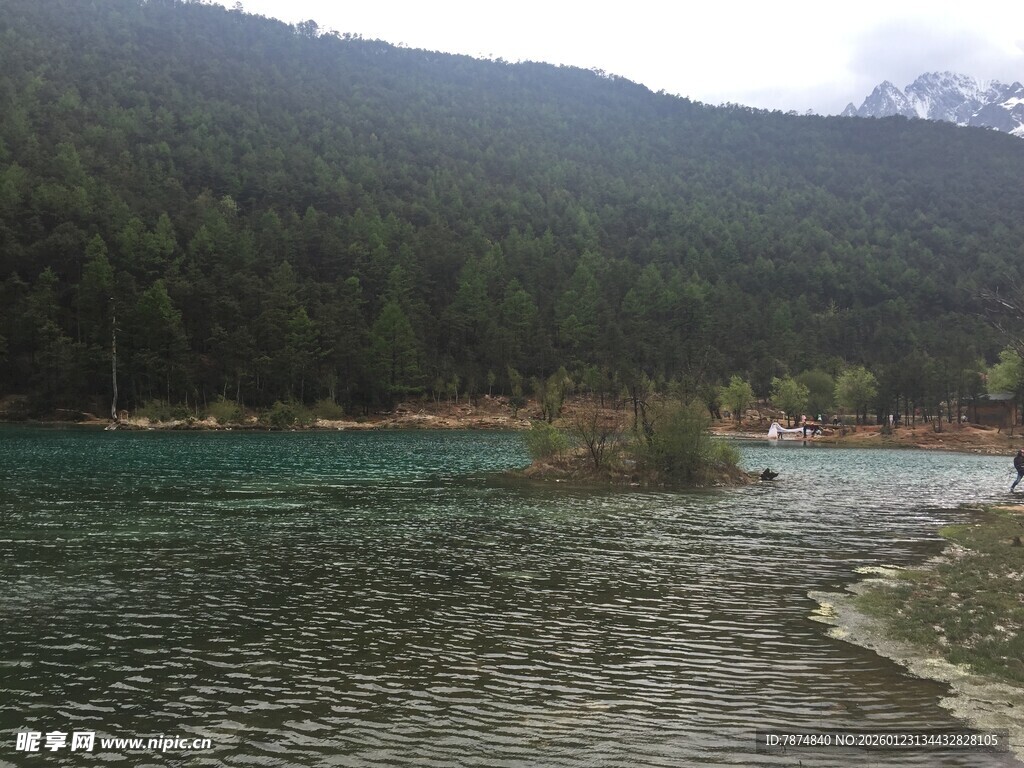 山间清澈湖水美景