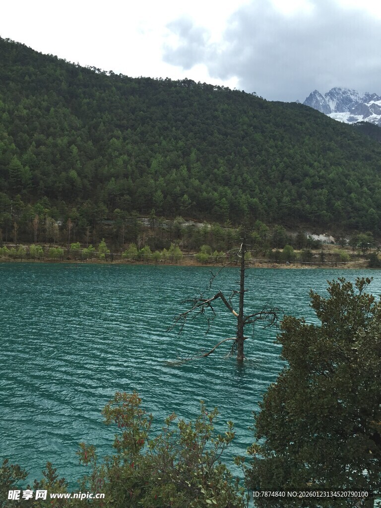 碧绿湖水与远山相映成趣