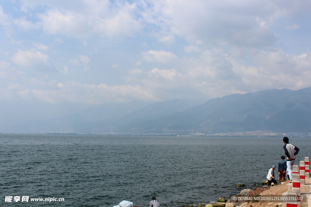 海边风景 游人驻足赏景