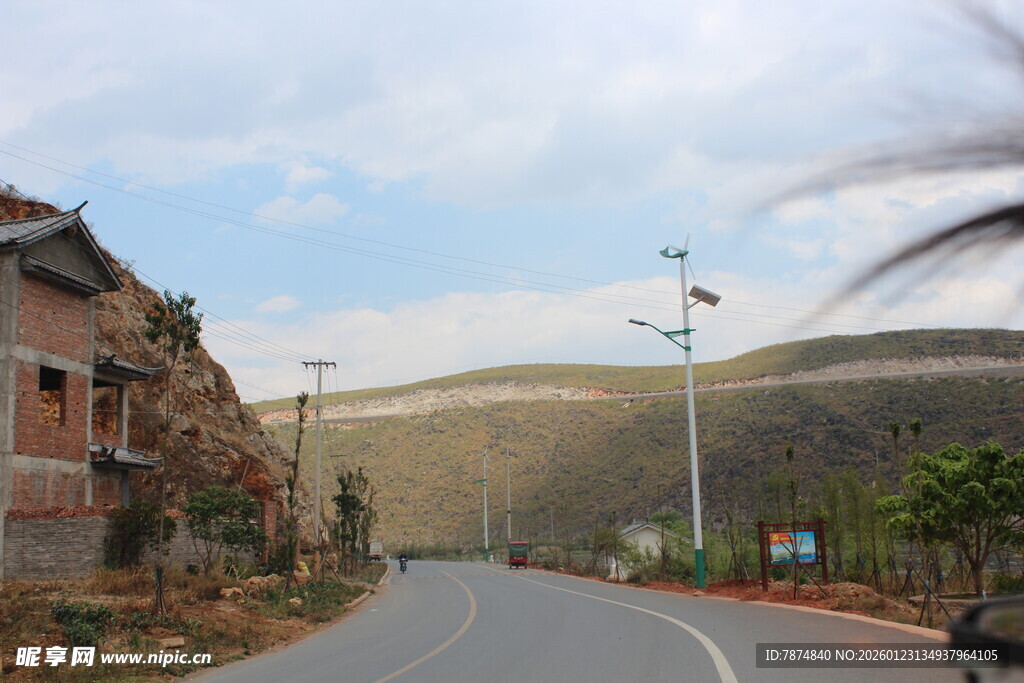乡村公路旁的房屋与远山