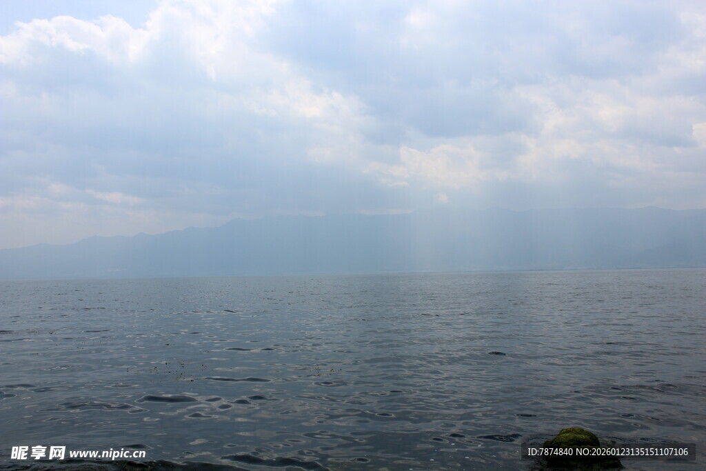海面阳光穿透云层美景