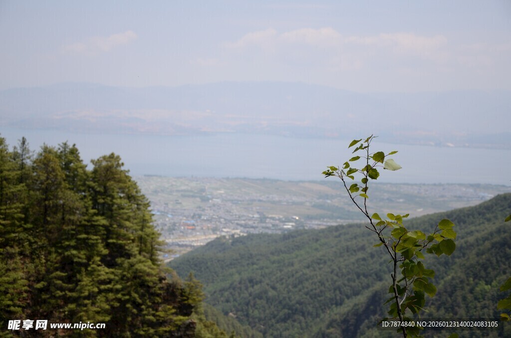 山间远眺城市与广阔水域