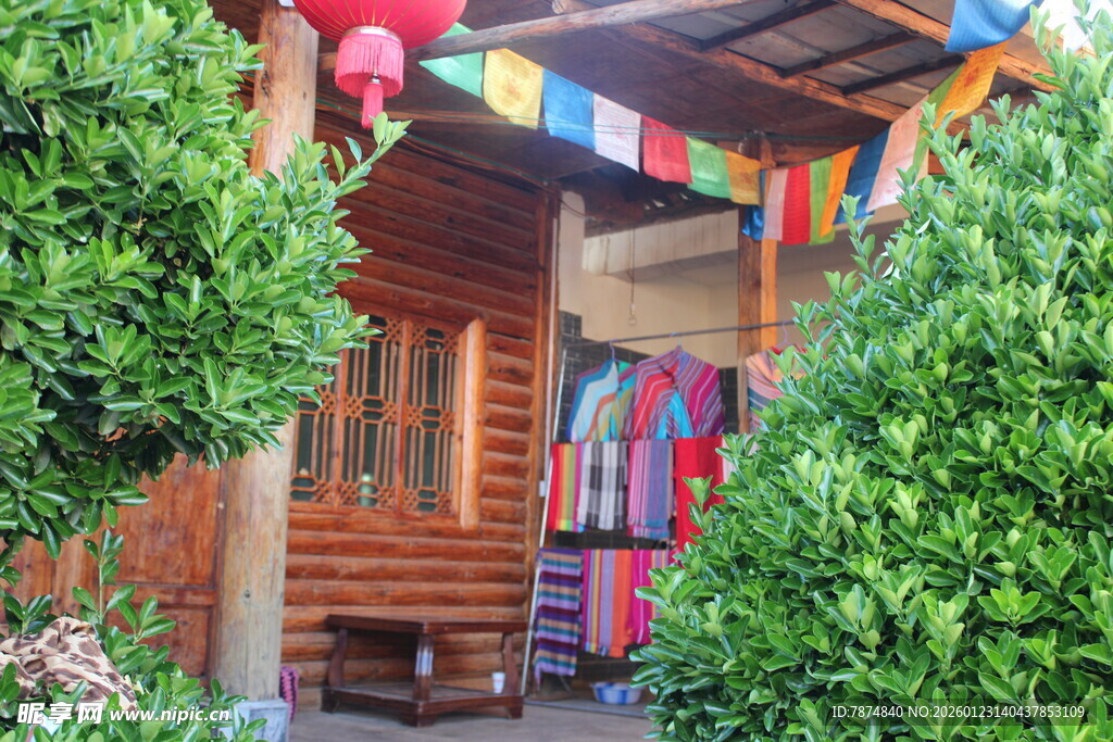 藏式木屋旁的多彩经幡