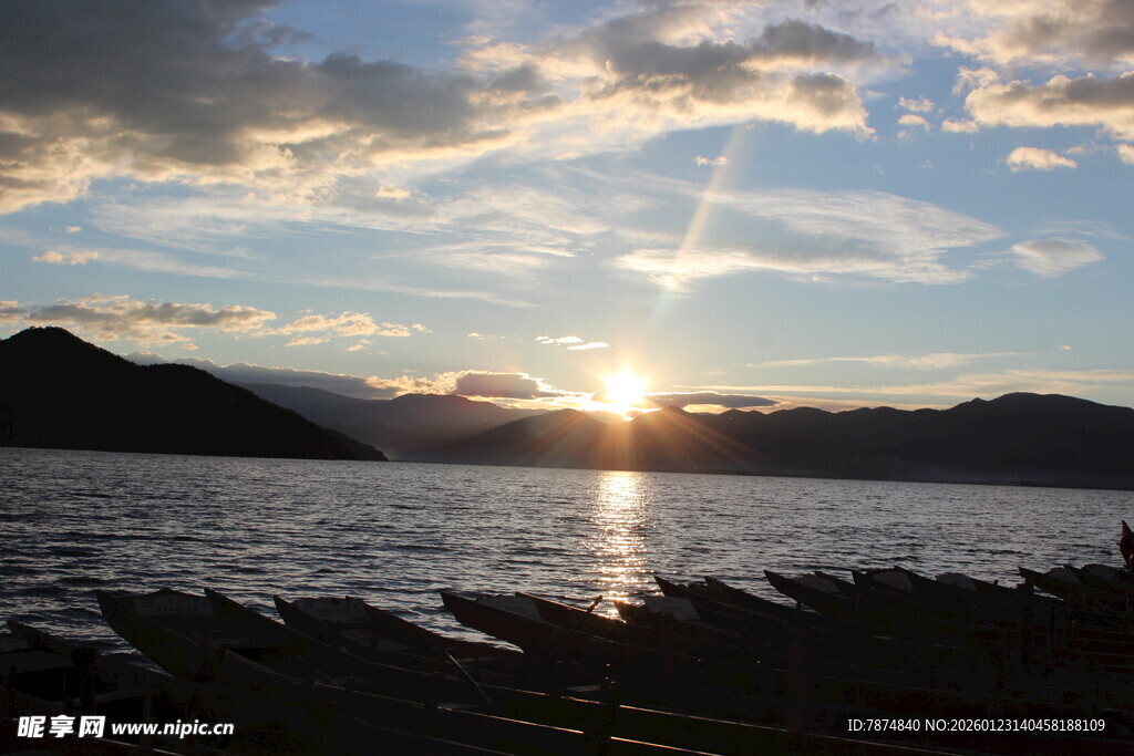 夕阳下的湖畔美景