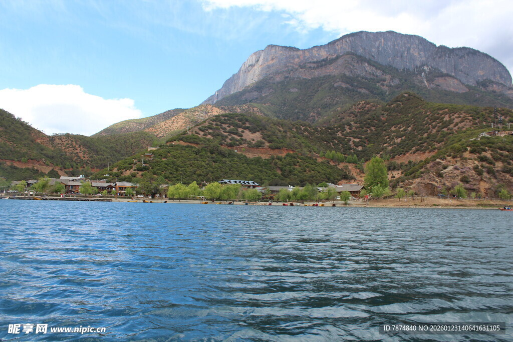 山水相依的美丽自然景观