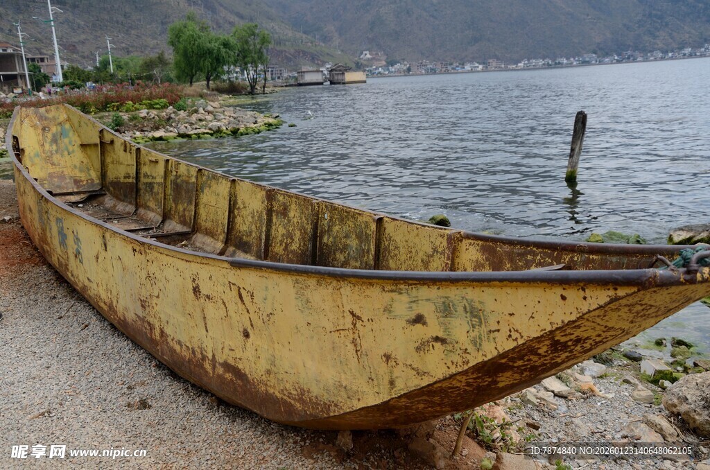 岸边老旧斑驳的木质小船
