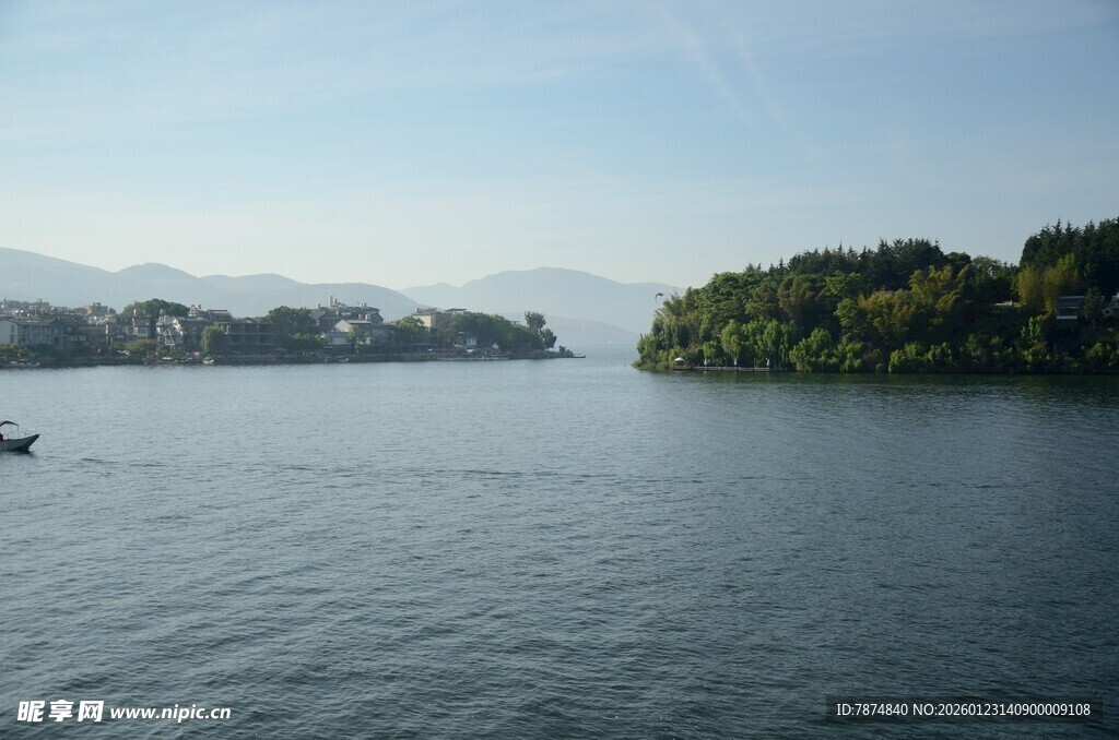 宁静湖景 孤舟伴绿意
