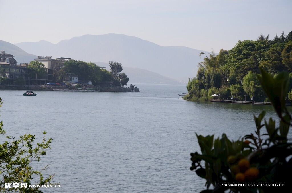 宁静湖畔的山水风光