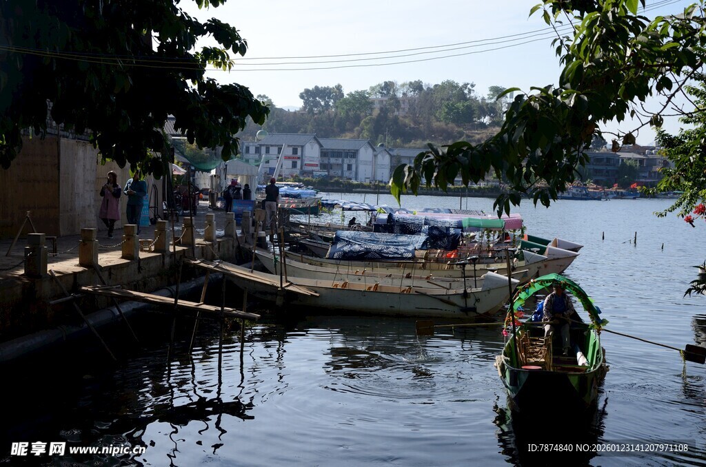 河边码头船只停泊景象