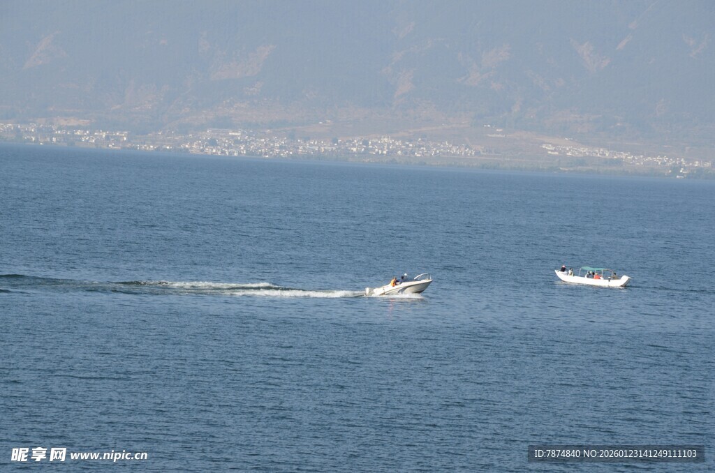 海上双舟破浪前行