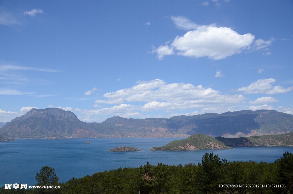 美丽湖景与远山风光
