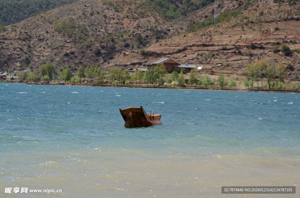 湖中小船 远山近水之景