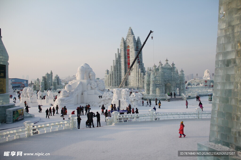 冰雪世界中的欢乐游玩场景