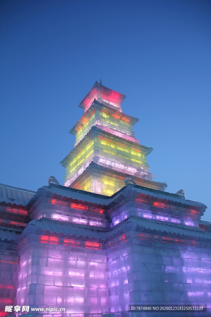 绚丽灯光下的宏伟建筑