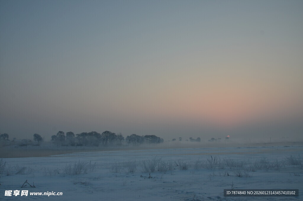 冬日雪野的静谧黄昏