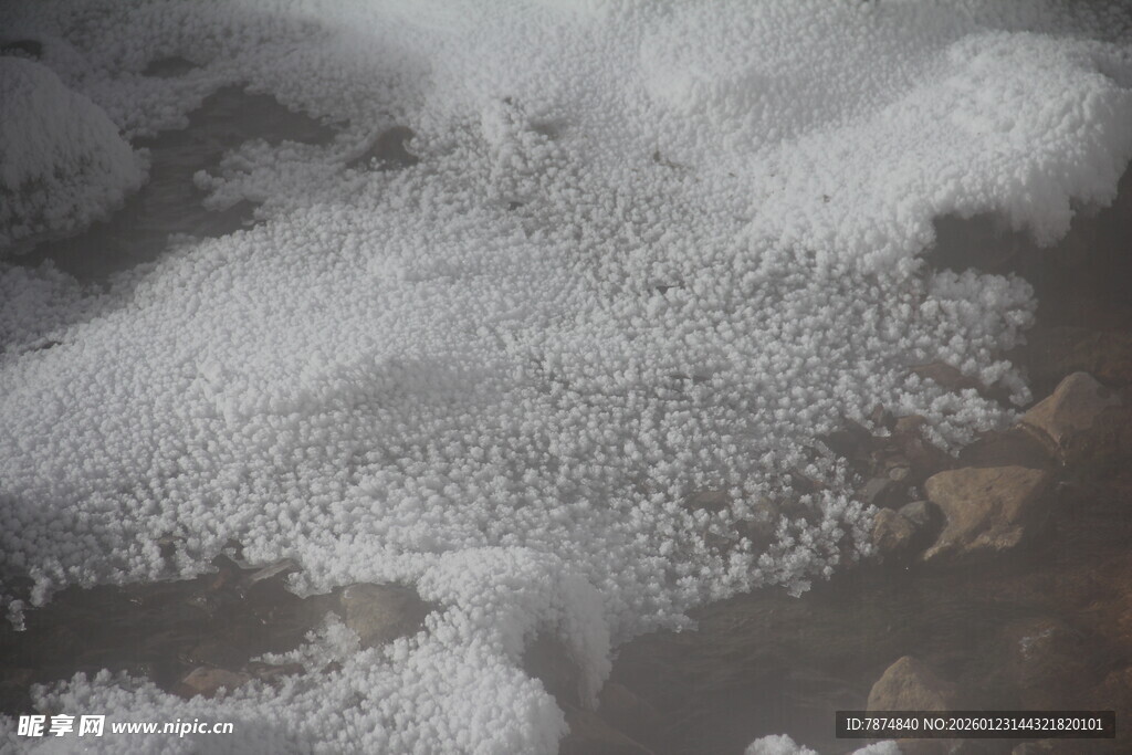 泡沫覆盖的潮湿地面 长白山