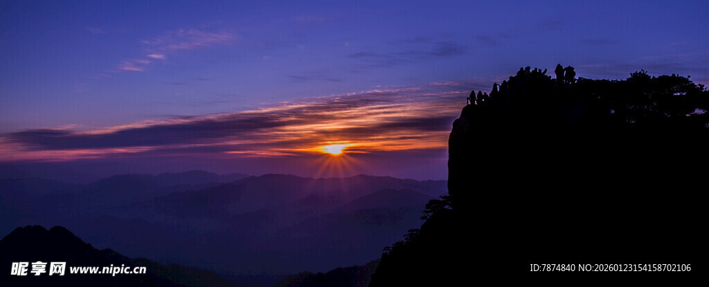 悬崖边壮丽的日出景观