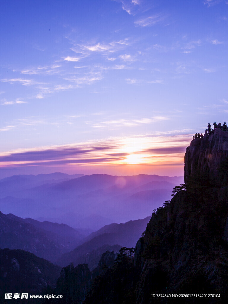 日出时分的壮丽山景