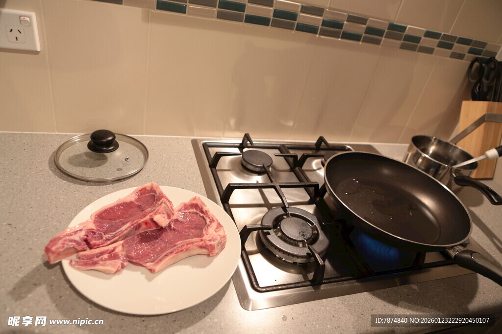厨房台面上的烹饪准备场景