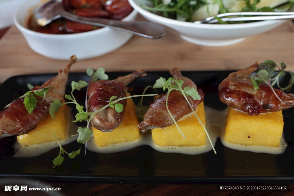 美味培根包裹玉米美食