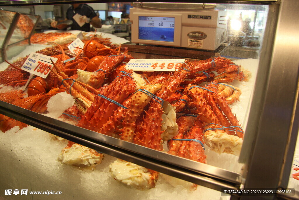 展示柜中的新鲜大龙虾
