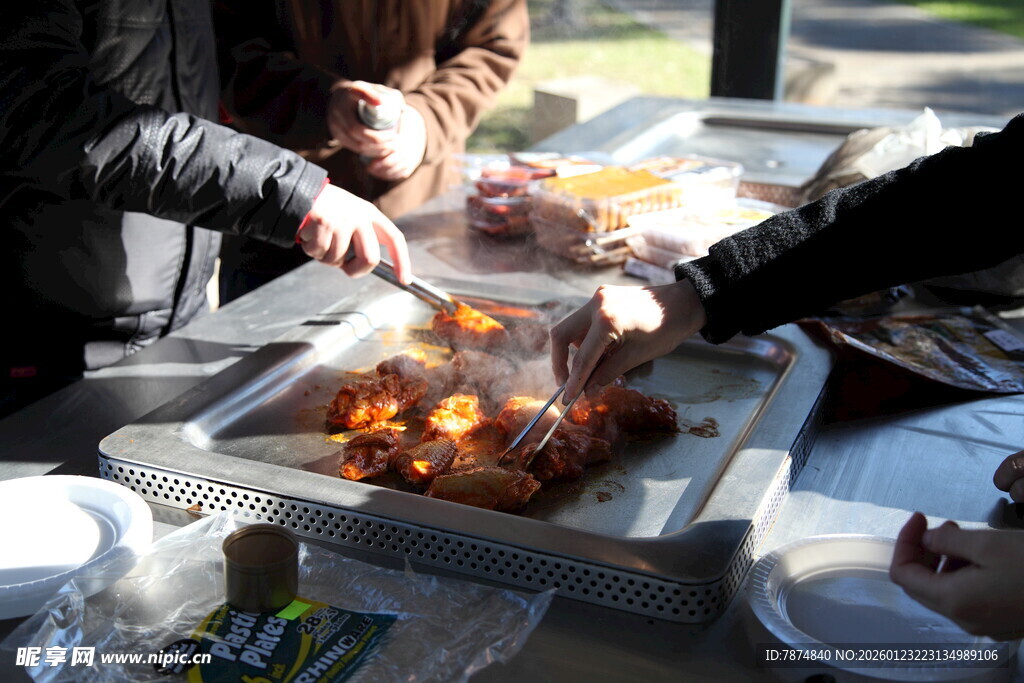 众人围享美食欢乐场景