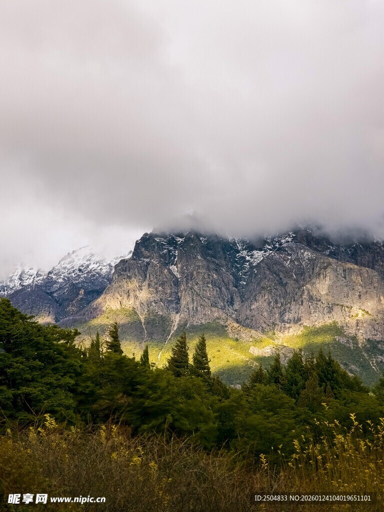 山间云雾缭绕的壮美景色