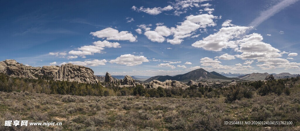 广阔蓝天与远方山峦景色