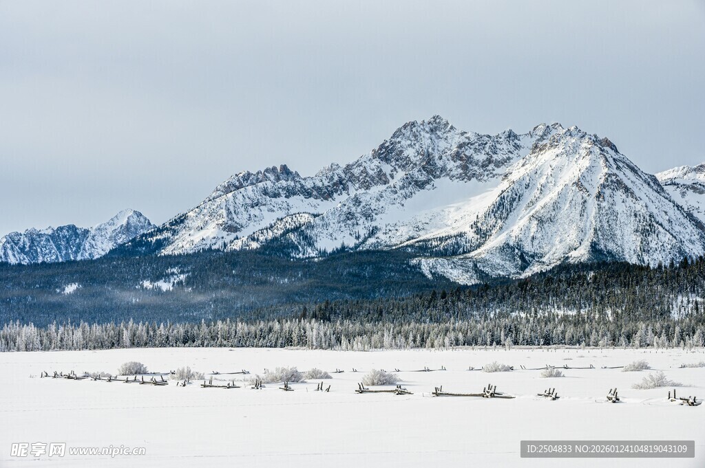 冬日雪山壮丽风光
