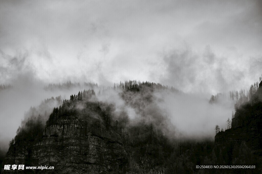 云雾缭绕的山峦美景