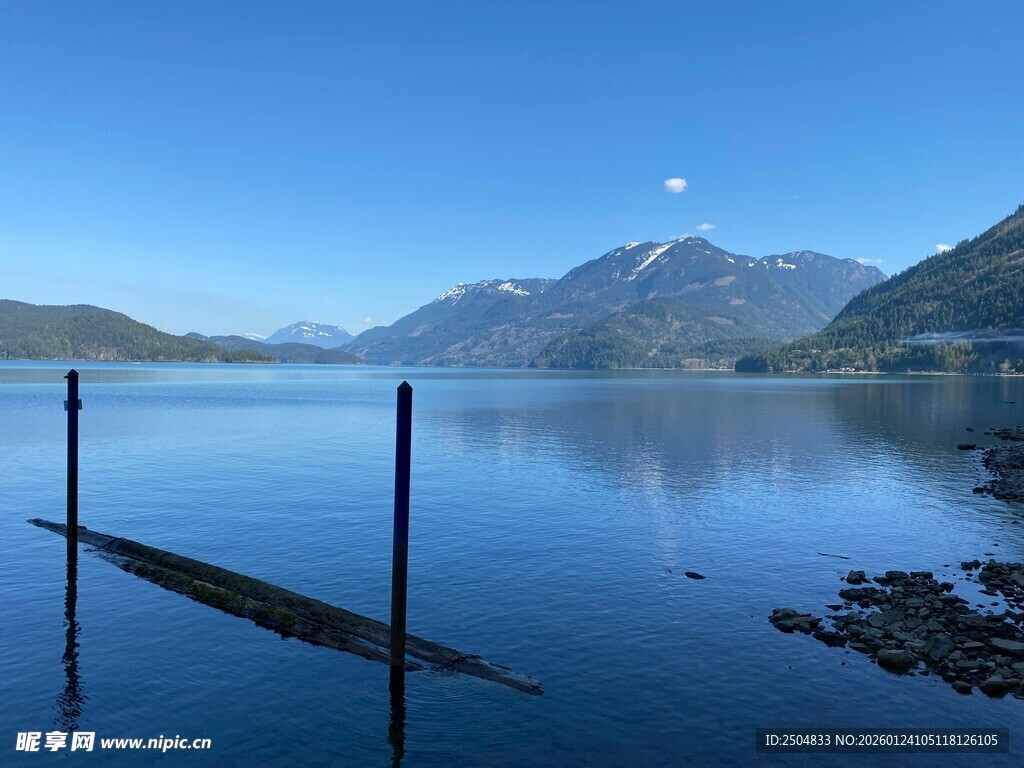 宁静湖景与远山相映成趣